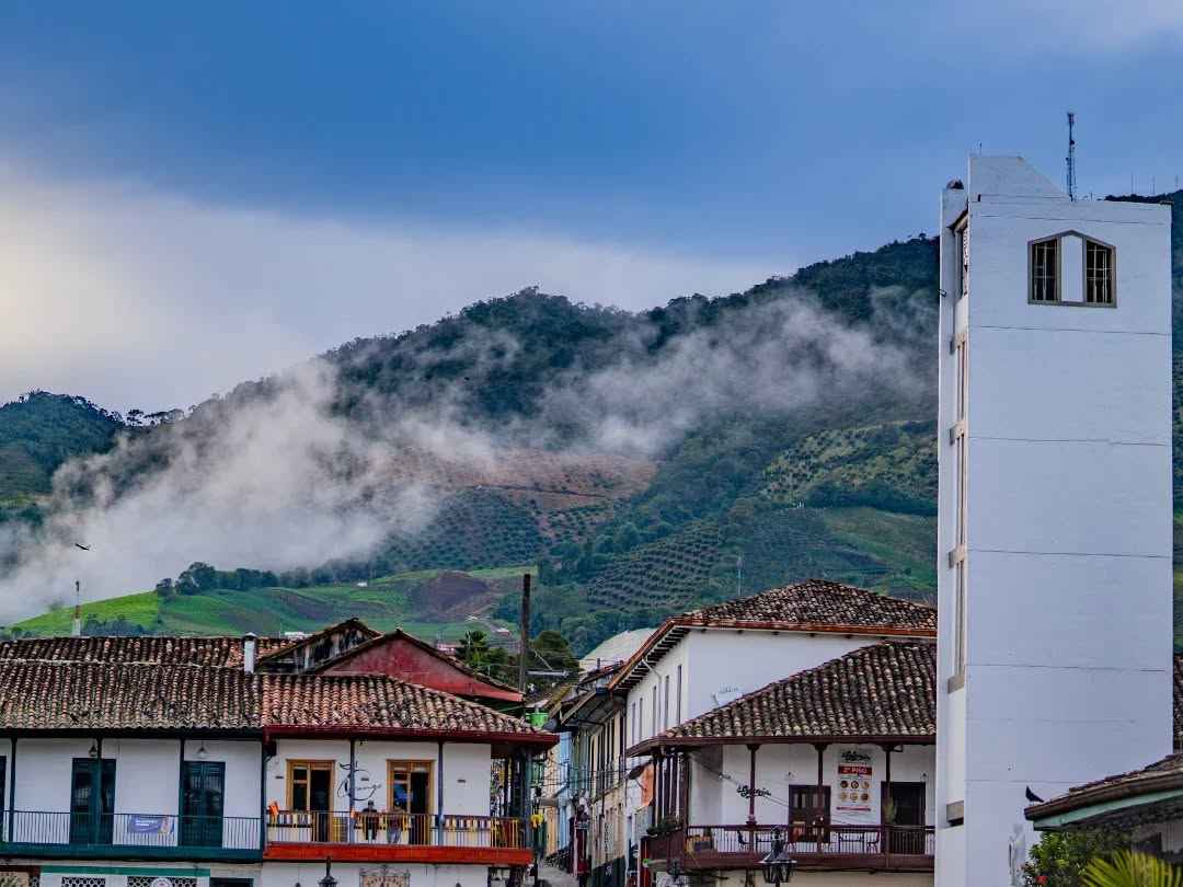 Sonsón entre las montañas y la nieblina